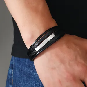 Dettaglio del bracciale multistrato in pelle nera da uomo con elemento in metallo argento