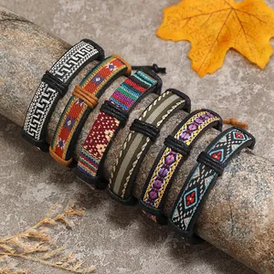 Dettaglio di sei braccialetti dell'amicizia boho tessuti con motivi etnici