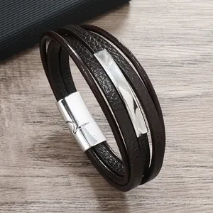 Dettaglio di un bracciale multistrato in pelle marrone con chiusura magnetica in argento