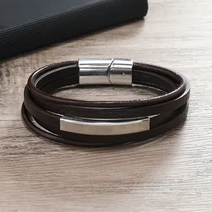Dettaglio del bracciale in pelle multistrato con fibbia magnetica argento su legno