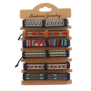 Set di 6 braccialetti dell'amicizia boho intrecciati con motivi etnici su espositore