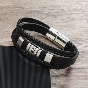 Dettaglio del bracciale multistrato in pelle da uomo con chiusura magnetica motivo spiga