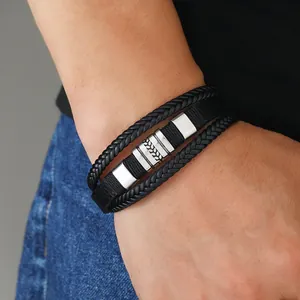 Dettaglio del bracciale in pelle intrecciata da uomo con fibbia magnetica a spiga