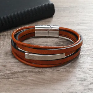 Dettaglio del bracciale multistrato in pelle intrecciata marrone con chiusura magnetica