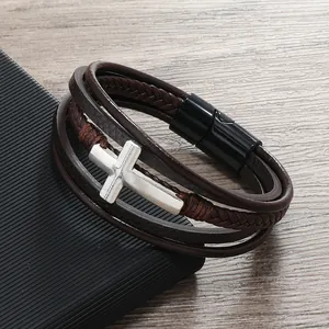 Dettaglio di un bracciale in pelle multistrato da uomo con croce e chiusura magnetica