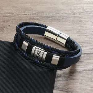 Macro del bracciale in pelle da uomo con motivo a spiga su metallo argento e chiusura magnetica