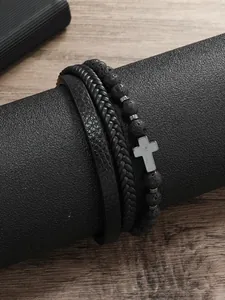 Detalle del conjunto de pulseras para hombre con cuero negro y cuentas de cruz