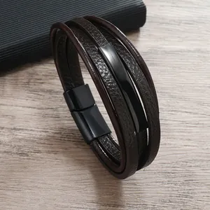 Dettaglio del bracciale in pelle marrone multistrato da uomo con chiusura magnetica nera