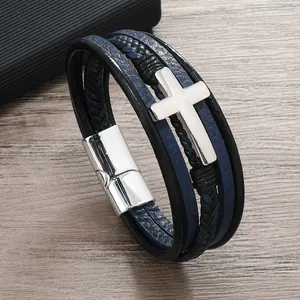 Bracciale multistrato da uomo in pelle con croce e chiusura magnetica su legno