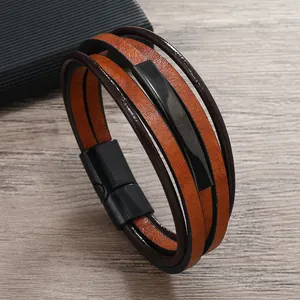 Macro di un bracciale in pelle multistrato da uomo con chiusura magnetica in lega nera