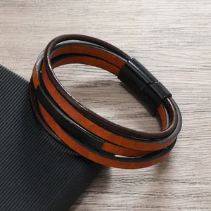 Dettaglio del bracciale multistrato in pelle marrone con chiusura magnetica nera