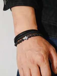 Primer plano de pulsera multicapa para hombre de cuero con cuentas negras y cruz de plata