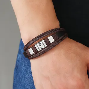Dettaglio del bracciale multistrato in pelle da uomo con cursore in metallo inciso