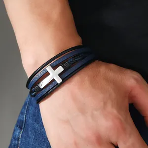 Dettaglio di un bracciale da uomo in pelle multistrato con croce in argento