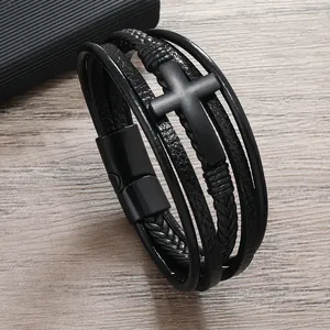 Dettaglio del bracciale multistrato in pelle nera con chiusura a croce magnetica