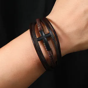 Vista macro di un bracciale in pelle multistrato con croce nera opaca e chiusura magnetica