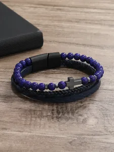 Primer plano de pulsera multicapa para hombre con cuentas de piedra azul y cruz de metal