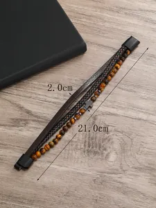 Detalle macro de pulsera multicapa para hombre de cuero y cuentas ojo de tigre con medidas