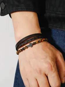 Primer plano del conjunto de pulseras para hombre con ojo de tigre y cuero