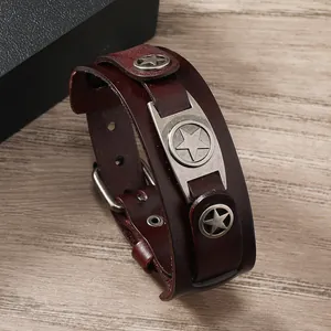 Punk Vintage Lederarmband mit Metallstern-Akzenten und verstellbarer Schnalle