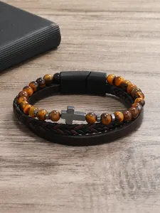 Detalle de cuentas ojo de tigre, correa de cuero y cruz de metal con cierre magnético