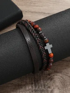 Vista detallada de pulsera triple para hombre con cuentas de ojo de tigre, cuero y cruz