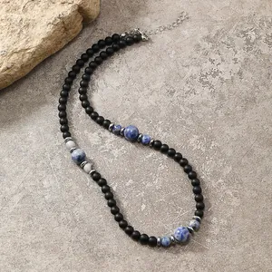 Dettaglio di perline in pietra nera opaca con accenti di marmo blu e chiusura argento