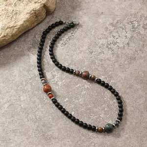 Dettaglio della collana di perline con pietre nere opache, perle naturali e chiusura