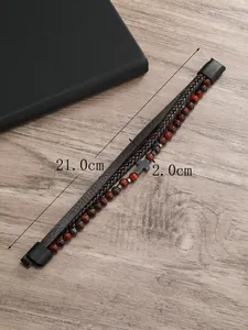 Detalle de pulsera de cuero para hombre con cruz, cuentas de piedra y dimensiones