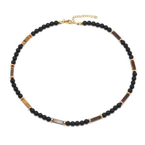 Dettaglio della collana vintage con perle nere, occhio di tigre e chiusura dorata