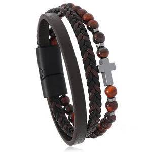 Detalle de pulsera multicapa para hombre en cuero con cuentas ojo de tigre y cruz de metal