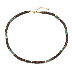 Nahaufnahme der Boho-Perlenkette mit Kokosnussschale und grünen Türkis-Steinen