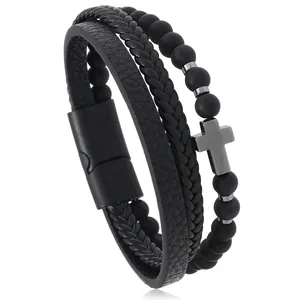 Detalle de pulsera multicapa de cuero negro para hombre con cuentas y cruz de metal