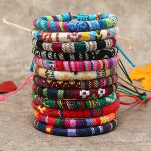 Lot de 11 bracelets tissés bohèmes colorés aux motifs ethniques et nœuds coulissants