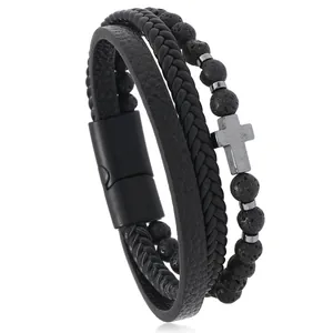 Detalle de la pulsera multicapa de cuero y piedra de lava para hombre con cruz de metal