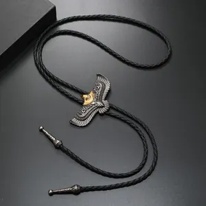 Detail der zweifarbigen Adler-Bolo-Krawatte mit Goldkopf und antik silbernen Flügeln