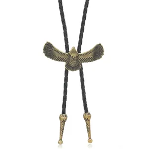 Détail de la cravate bolo aigle en bronze vintage avec cordon tressé noir
