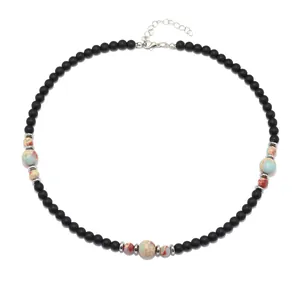 Dettaglio della collana di perline con pietre nere opache e gemme naturali con chiusura a moschettone