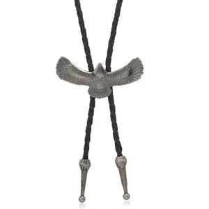 Détail du bolo tie aigle argenté vintage avec cordon noir tressé et embouts en métal