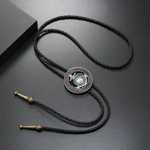 Detailansicht der bronzenen U.S. Navy Bolo-Krawatte mit schwarzer Flechtkordel