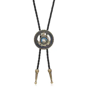 Retro US Navy Bolo Tie mit kreisförmigem Metallwappen und geflochtener schwarzer Lederkordel