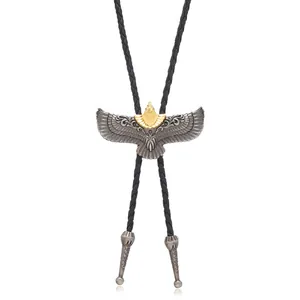 Nahaufnahme einer Vintage-Bolo-Krawatte mit detailliertem Gold-Silber-Adler und Flechtkordel