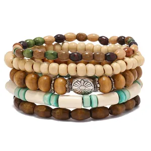 Böhmisches mehrlagiges Holzperlen-Armbandset mit Türkis-Akzenten und Gänseblümchen-Anhänger
