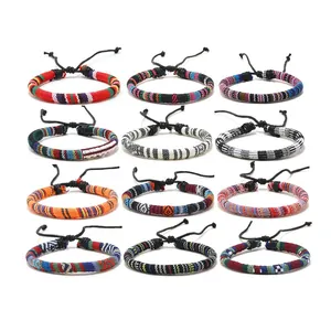 Détail de 12 bracelets bohèmes tissés à la main avec nœuds réglables et motifs variés