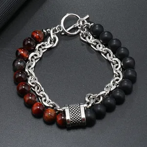 Makroaufnahme des Herrenarmbandes mit Tigerauge-Steinen und silberner Gliederkette
