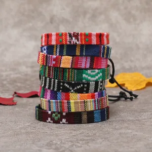 Lot de huit bracelets bohèmes tissés en coton aux motifs géométriques et style ethnique