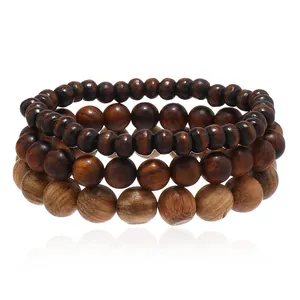 Juego de tres pulseras apilables de cuentas de madera natural en tonos marrón oscuro