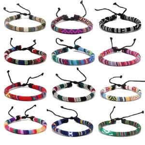 Détail de douze bracelets bohèmes tissés en corde de coton colorée avec nœuds réglables