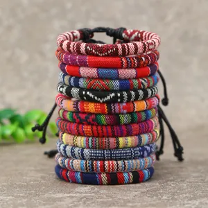 Vue détaillée de 12 bracelets bohèmes tissés aux motifs colorés et cordons réglables