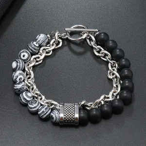 Detail eines Perlen-Metallketten-Armbands mit Tigerauge und Knebelverschluss
